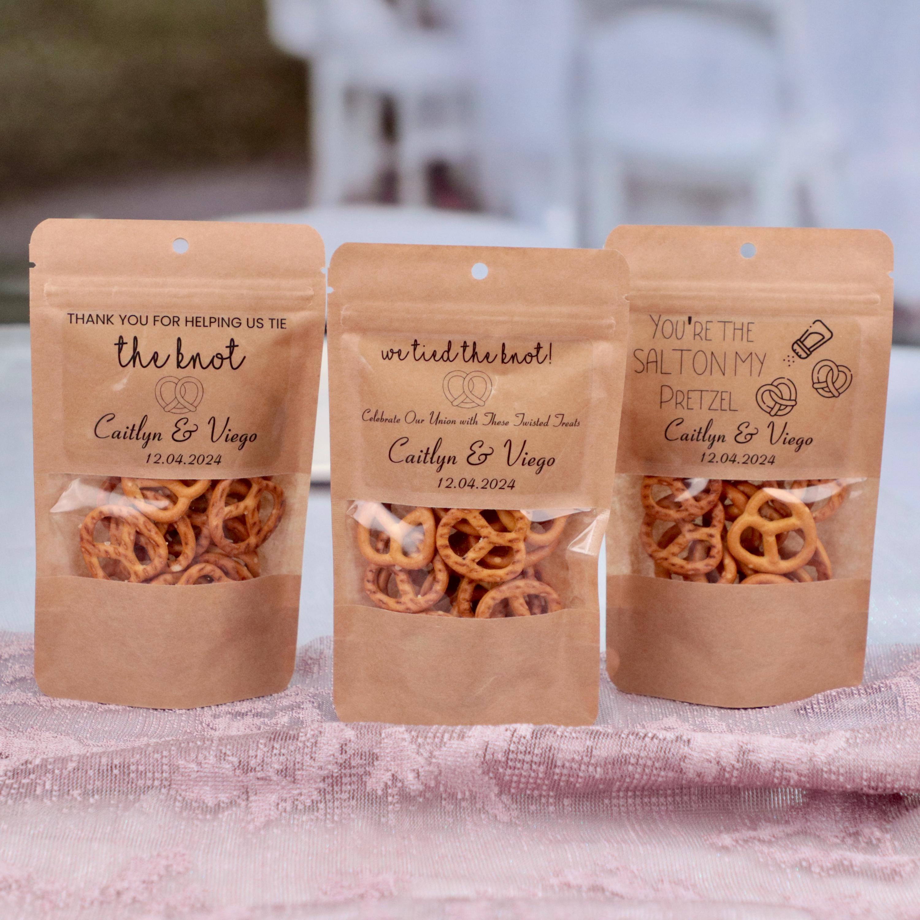 50 Stück Hochzeitsgeschenktüten, Gastgeschenke zum Probeessen, Brezeltüten mit der Aufschrift „We Tied the Knot“, Leckerlitüten zur Hochzeit, Snackbeutel zum Stehen