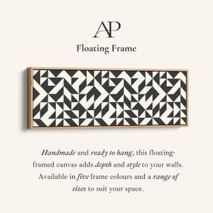 Puede incluir: Un lienzo rectangular en un marco flotante de madera clara con un patr&oacute;n geom&eacute;trico en blanco y negro de tri&aacute;ngulos y l&iacute;neas. El texto AP Floating Frame aparece arriba, con texto descriptivo debajo sobre el marco y el lienzo.