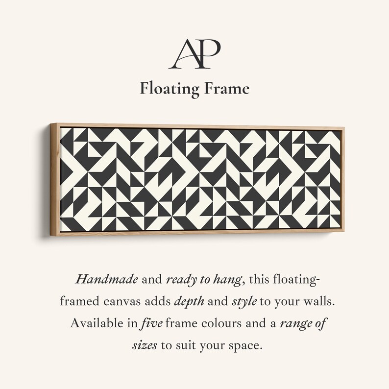 Puede incluir: Un lienzo rectangular en un marco flotante de madera clara con un patr&oacute;n geom&eacute;trico en blanco y negro de tri&aacute;ngulos y l&iacute;neas. El texto AP Floating Frame aparece arriba, con texto descriptivo debajo sobre el marco y el lienzo.
