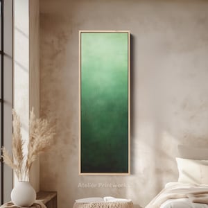 Può includere: Dipinto astratto verticale incorniciato con un gradiente di tonalità verdi. L'opera d'arte passa dal verde chiaro in alto a un verde scuro in basso. La cornice è di colore legno chiaro. Il testo "Atelier Printworks" è in basso.
