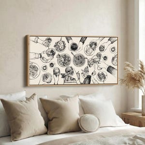 Könnte beinhalten: Schwarz-Weiß-Illustration einer Essensszene mit Händen, die nach Speisen und Getränken greifen. Das Kunstwerk zeigt verschiedene Gerichte und Getränke. Es ist in einem hellen Holzrahmen gerahmt, ideal für Küche oder Esszimmer.