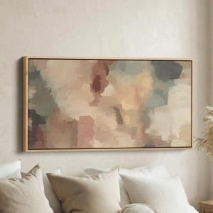 Peut inclure: Impression d'art abstrait dans un cadre en bois. L'œuvre présente un mélange de couleurs sourdes, notamment beige, marron et des touches de bleu et de vert. Les coups de pinceau créent un effet texturé, ajoutant de la profondeur à la pièce. Cette œuvre encadrée convient à la décoration intérieure.