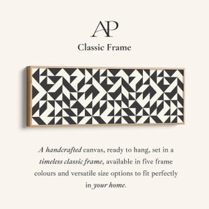 Puede incluir: Un lienzo rectangular con un patr&oacute;n geom&eacute;trico en blanco y negro de tri&aacute;ngulos y l&iacute;neas, enmarcado en madera de tono claro. El texto AP Classic Frame aparece sobre la obra, con texto descriptivo situado debajo del marco.