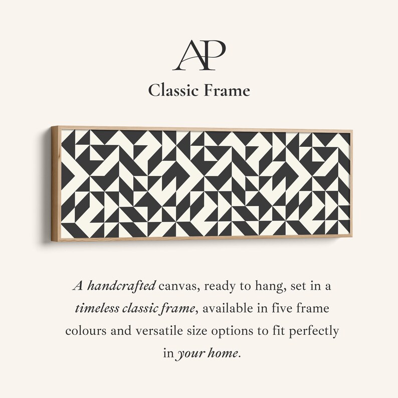 Puede incluir: Un lienzo rectangular con un patr&oacute;n geom&eacute;trico en blanco y negro de tri&aacute;ngulos y l&iacute;neas, enmarcado en madera de tono claro. El texto AP Classic Frame aparece sobre la obra, con texto descriptivo situado debajo del marco.