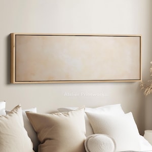 Puede incluir: Obra de arte abstracta rectangular en un marco de madera clara. La obra presenta una paleta de colores suaves, beige y crema, creando una estética serena y minimalista. La pieza está montada en una pared de color neutro.