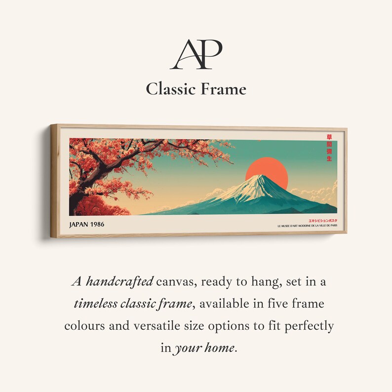 Puede incluir: Una impresi&oacute;n de arte mural rectangular en un marco de madera clara que presenta una ilustraci&oacute;n de paisaje de una monta&ntilde;a nevada, un gran sol naranja y un cerezo en flor. El texto dice JAPAN 1986, AP Classic Frame y caracteres japoneses.