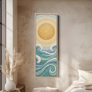Puede incluir: Mosaico vertical que representa un sol y olas del océano. El sol es un diseño circular grande en tonos amarillos. Las olas son en tonos azules y verdes, con crestas blancas. La obra de arte está enmarcada en madera clara.