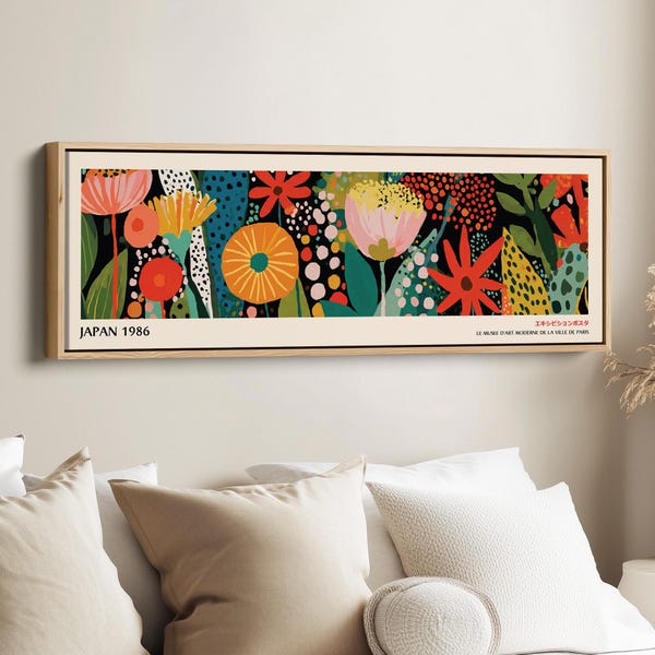 Bred blommig väggkonst inspirerad av Yayoi Kusama, lång panoramautsikt över vallmoträdgården för ovanför sängen