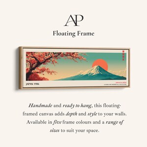 Puede incluir: Un marco flotante panor&aacute;mico que contiene una impresi&oacute;n en lienzo de un paisaje con una monta&ntilde;a nevada, un gran sol naranja y un cerezo en flor. El texto dice JAPAN 1986, LE MUSEE D'ART MODERNE DE LA VILLE DE PARIS y caracteres japoneses.