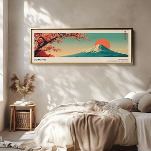 Puede incluir: Una impresi&oacute;n de arte de pared panor&aacute;mica enmarcada que presenta un paisaje estilizado del monte Fuji con un gran sol naranja, un cerezo en flor en primer plano y el texto JAPAN 1986 junto con caracteres japoneses y texto de exposici&oacute;n en franc&eacute;s.