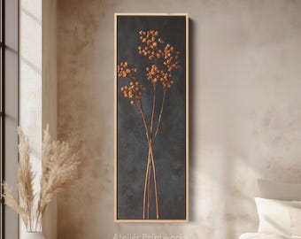 Puede incluir: Impresión botánica enmarcada con flores secas sobre un fondo azul oscuro. La obra de arte tiene un marco de madera natural y se exhibe en una habitación de tonos neutros. El texto "Atelier Printworks" es visible. Tema minimalista y natural.