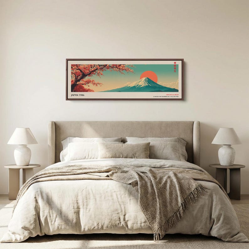 Puede incluir: Una impresi&oacute;n de arte mural horizontal enmarcada que presenta un paisaje estilizado del monte Fuji con un gran sol naranja, ramas de cerezo en flor en primer plano, el texto JAPAN 1986 en la esquina inferior izquierda y caracteres japoneses a la derecha.