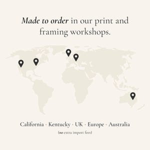 Puede incluir: Un gr&aacute;fico de color beige claro que muestra un mapa mundial con cinco marcadores de ubicaci&oacute;n negros. El texto dice: Made to order in our print and framing workshops. California, Kentucky, UK, Europe, Australia. (no extra import fees).