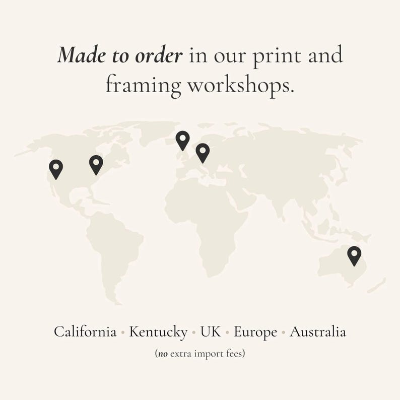 Puede incluir: Un gr&aacute;fico de color beige claro que muestra un mapa mundial con cinco marcadores de ubicaci&oacute;n negros. El texto dice: Made to order in our print and framing workshops. California, Kentucky, UK, Europe, Australia. (no extra import fees).