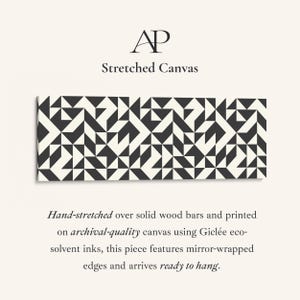 Puede incluir: Un lienzo estirado rectangular con un patr&oacute;n geom&eacute;trico en blanco y negro de tri&aacute;ngulos y cuadrados. El texto AP Stretched Canvas aparece arriba, con una descripci&oacute;n debajo que indica que est&aacute; estirado a mano sobre barras de madera.