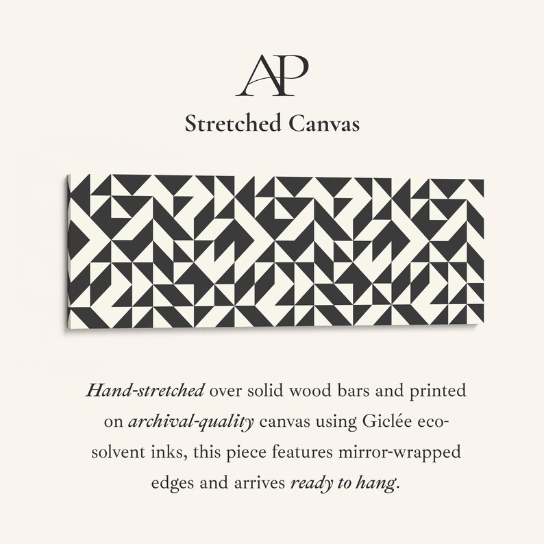 Puede incluir: Un lienzo estirado rectangular con un patr&oacute;n geom&eacute;trico en blanco y negro de tri&aacute;ngulos y cuadrados. El texto AP Stretched Canvas aparece arriba, con una descripci&oacute;n debajo que indica que est&aacute; estirado a mano sobre barras de madera.