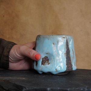 Ręcznie robiony ceramiczny kubek do kawy – Kurinuki Wild Clay Wabi Sabi Pottery (200-250 ml)