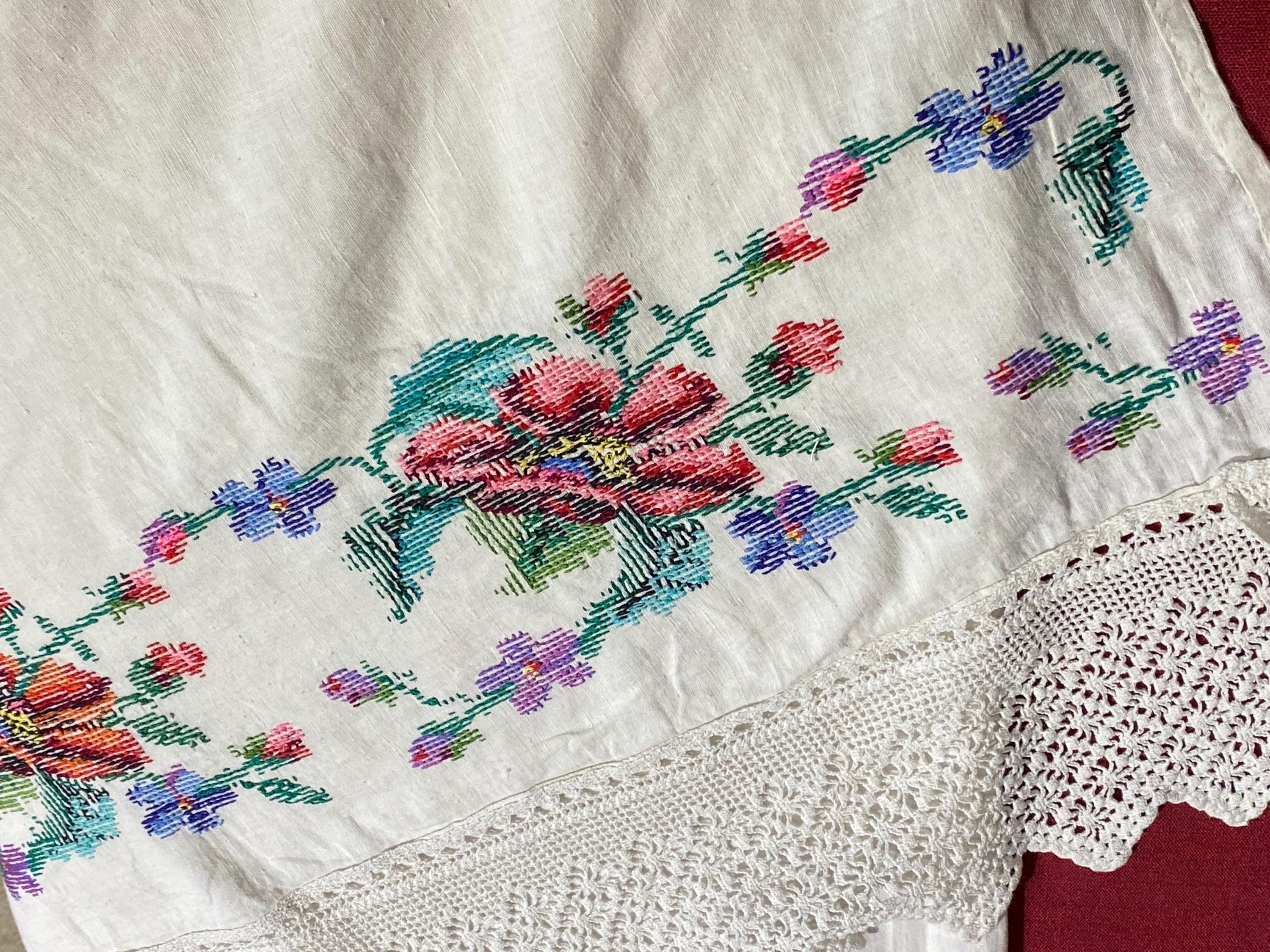 手刺繍のウクライナ製ベッドシーツ、アンティーク刺繍の飾り布、リネン