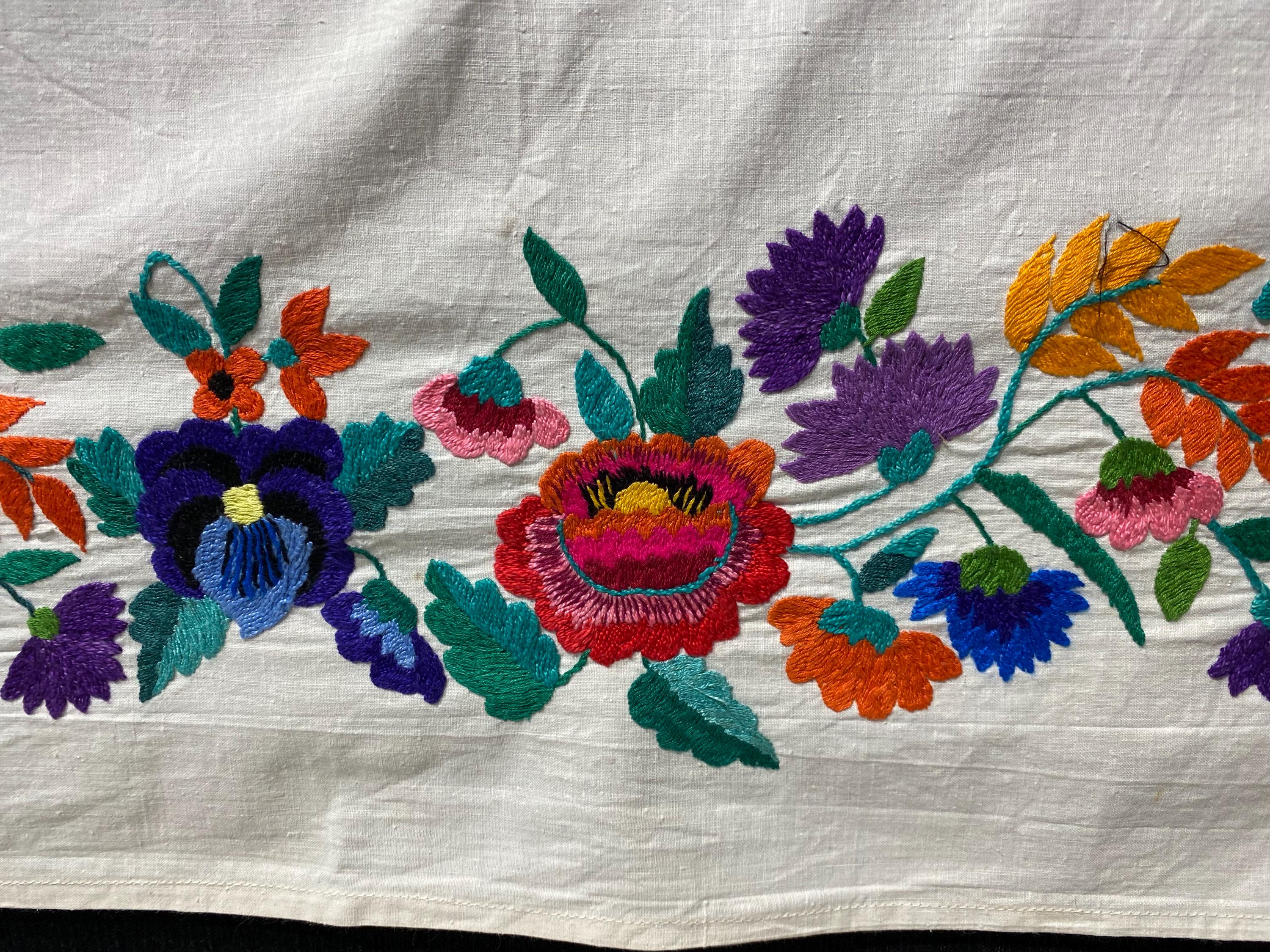 手刺繍のウクライナ製ベッドシーツ、アンティーク刺繍の飾り布、リネン 