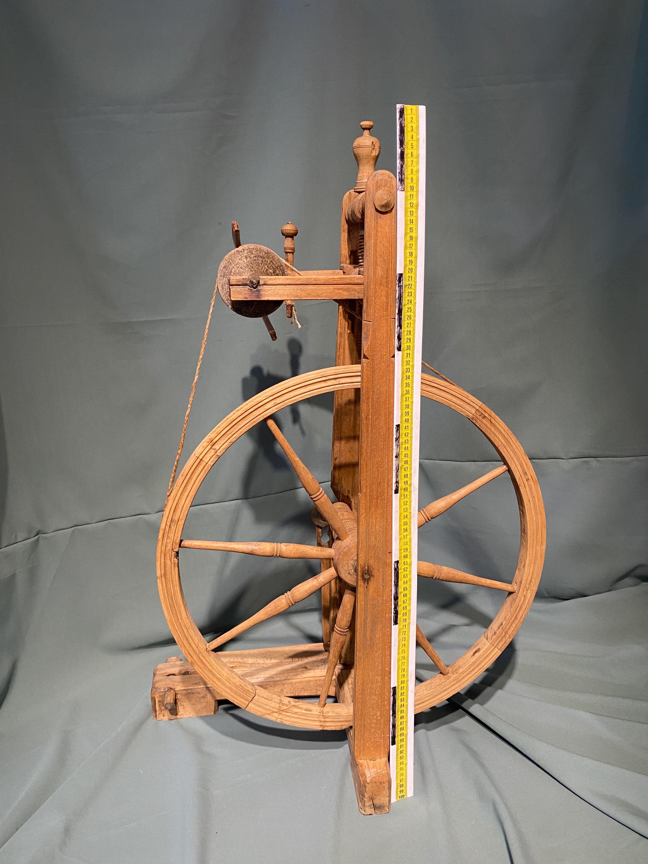 ハンドメイドの木製スピニングホイール古いペダルメカニズムスピニング 