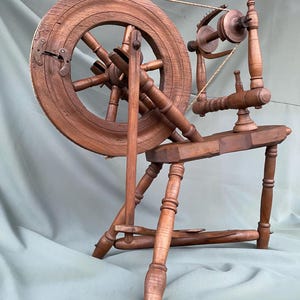 RARO Muy pequeño torno de madera hecho a mano Antiguo mecanismo de pedal Herramienta de hilado Máquina vintage Decoración de granja Vintage Sharm Regalo para ella
