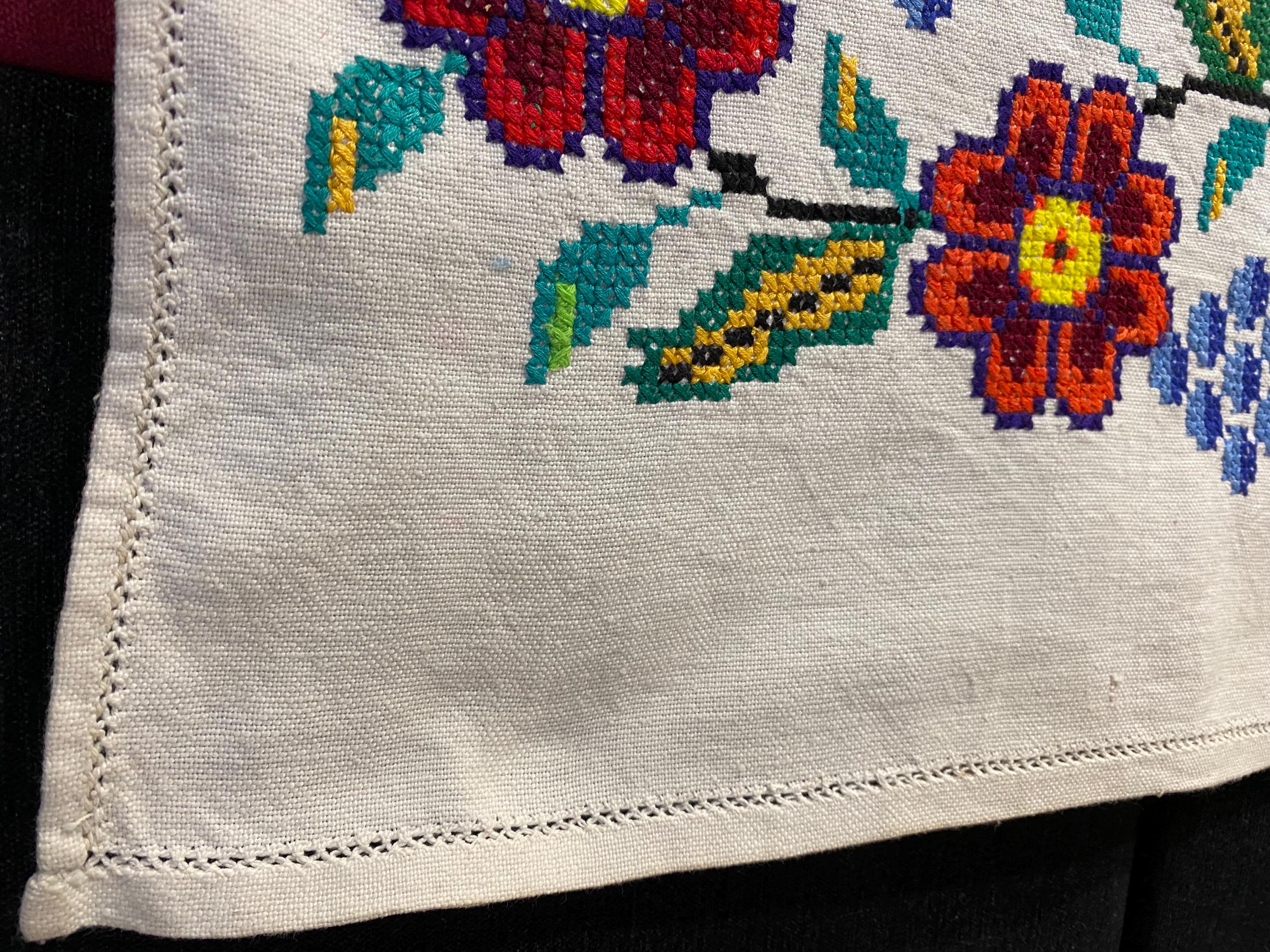 手刺繍のウクライナ製ベッドシーツ アンティーク刺繍の飾り布 リネン 