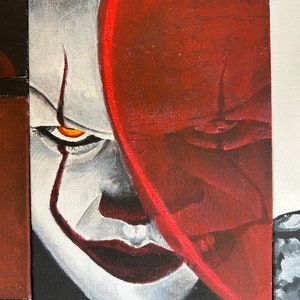 Könnte beinhalten: Eine Nahaufnahme eines Gemäldes eines Clownsgesichts. Der Clown hat weißes Gesichtsmake-up, rote Lippen und eine rote Nase. Die Augen des Clowns sind schwarz mit orangefarbenen Pupillen. Das Gesicht des Clowns ist teilweise von einem roten Vorhang verdeckt.