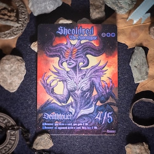 Op de afbeelding: Een rechthoekige ruilkaart met een paarse, gehoornde figuur met gloeiende ogen tegen een vurige oranje en zwarte achtergrond. De tekst luidt Sheoldred The Apocalypse, Deathtouch, 4/5, en bevat spelregels onderaan de kaart.