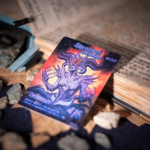 Op de afbeelding: Een rechthoekige ruilkaart met een paars, gehoornd wezen met vele ogen en de tekst Sheoldred The Apocalypse, Deathtouch en 4/5. De kaart toont een levendige oranje en rode achtergrond met donkere, gedetailleerde artistieke illustraties.