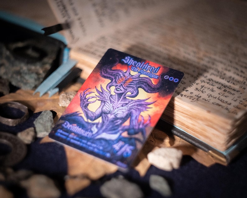 Op de afbeelding: Een rechthoekige ruilkaart met een paars, gehoornd wezen met vele ogen en de tekst Sheoldred The Apocalypse, Deathtouch en 4/5. De kaart toont een levendige oranje en rode achtergrond met donkere, gedetailleerde artistieke illustraties.