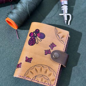Cartera de piel auténtica decorada y repujada hecha a mano