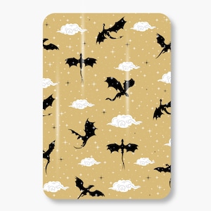 Könnte beinhalten: Ein rechteckiges Objekt mit abgerundeten Ecken, das ein sich wiederholendes Muster aus schwarzen Drachen, weißen Wolken und Sternen auf goldenem Hintergrund zeigt. Die Drachen sind in verschiedenen Posen. Das Design hat ein Fantasy-Thema.