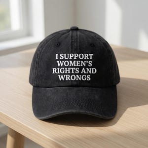 Gorra bordada con el lema "Apoyo los derechos y las injusticias de las mujeres".