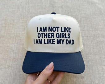 Gorra de camionero bordada "No soy como las demás chicas, soy como mi papá", gorra con cita divertida para papá, regalo sarcástico para hija, gorra para chica genial, Día del Padre