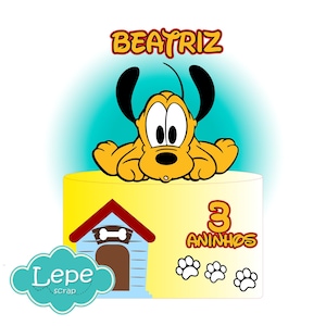 Może przedstawiać: Ilustracja z kreskówki przedstawiająca Plutona, żółtego psa z czarnymi uszami, leżącego na żółtej powierzchni. Obraz zawiera imię "BEATRIZ" i tekst "3 ANINHOS". Obecny jest również domek dla psa i odciski łap.
