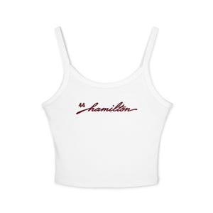 Op de afbeelding: Een wit mouwloos crop topje met een ronde halslijn en dunne schouderbandjes. In het midden van de borst staat het getal 44 gevolgd door het woord hamilton in een donkerrood cursief lettertype op de voorzijde van het kledingstuk.