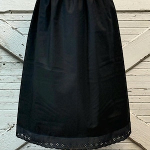 black women petticoat dress 1800 Rear-view of fashionable woman, 1800. She wears a beguin bonnet with lappets, and a dress with bodice and apron over a black petticoat. Bguin pointes. Tablier corsage. Handcoloured copperplate engraving