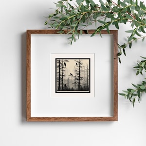 Peut inclure: Une estampe encadrée d'une illustration en noir et blanc d'une forêt brumeuse avec des corbeaux perchés sur des branches.