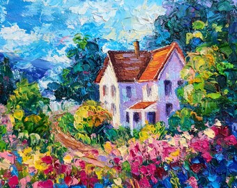 Könnte beinhalten: Impasto-Ölgemälde eines weißen Hauses mit braunem Dach, umgeben von bunten Blumen und üppigem Grün. Der Himmel ist ein leuchtendes Blau mit weißen Wolken. Ein Pfad führt zum Haus und erzeugt Tiefe und lädt den Betrachter ein.