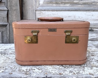 Mid Century Cowhide Leather Toiletry Suitcase Made in USA Aero Pak Petersburg VA