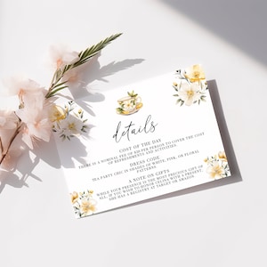 Puede incluir: Una tarjeta blanca con un diseño floral y el texto "details" en letra cursiva negra. La tarjeta incluye información sobre una fiesta de té, incluyendo el costo, el código de vestimenta y una nota sobre los regalos.