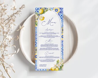 Puede incluir: Una tarjeta de menú de azulejos azules y blancos con un diseño de limón y flores. El menú incluye aperitivos, plato principal, postre y una nota en la parte inferior que dice "Laura Smith's Shower 2024".