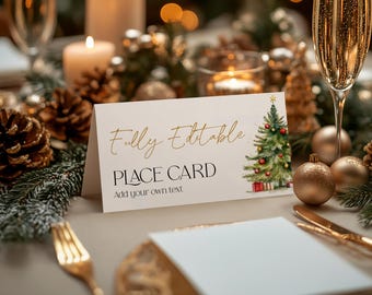 Puede incluir: Una tarjeta de lugar blanca con letras doradas que dice "Totalmente editable: Tarjeta de lugar Agrega tu propio texto". La tarjeta tiene una ilustración de acuarela de un árbol de Navidad con adornos rojos y regalos. La tarjeta está sobre una mesa con un tenedor dorado, una servilleta blanca y adornos navideños dorados.