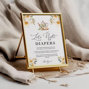 Può includere: Un cartello bianco con bordo dorato e un disegno floreale con una teiera e fiori. Il cartello recita "Late Night Diapers" e include un messaggio su come aiutare i nuovi genitori.