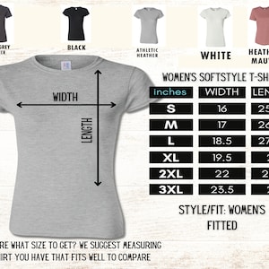 Puede incluir: Camiseta Softstyle para mujer de color gris claro con tabla de tallas. La tabla muestra medidas en pulgadas para ancho y largo, desde la talla S hasta la 3XL. Los colores disponibles son gris oscuro, negro, jaspeado atl&eacute;tico, blanco y malva jaspeado.