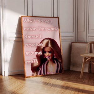 Girly Wandkunst | Lustiges Mädchen Poster | Rosa Wandkunst | Blondes Mädchen | Modepuppe | Retro Puppen Poster | Preppy Wandkunst | Typisches Mädchen Zitat
