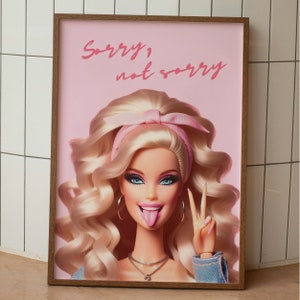 Sztuka ścienna dla dziewcząt | Diva | Przepraszam, nie przepraszam | Różowa sztuka ścienna | Blondynka | Lalka modowa | Plakat z lalką retro | Sztuka ścienna Preppy | Język na wierzchu