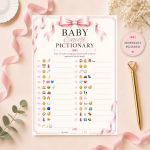 Op de afbeelding: Een rechthoekige Baby Emoji Pictionary spelkaart met een roze strik bovenaan, zwarte tekst en vijfentwintig genummerde regels met emoji-reeksen. De kaart bevat een rond label met de tekst ANSWER KEY INCLUDED en een gouden pen ernaast.