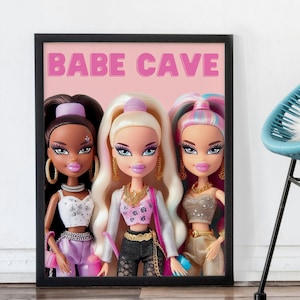 Può includere: Tre bambole di moda con acconciature e abiti diversi. Le bambole indossano abiti e accessori colorati. Le bambole sono in piedi davanti a uno sfondo rosa con il testo "BABE CAVE" in lettere rosa.