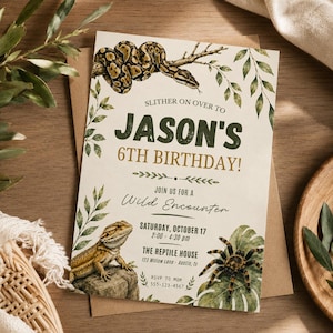 Puede incluir: Una tarjeta de invitación de cumpleaños rectangular con una serpiente en una rama, un dragón barbudo sobre una roca y una tarántula sobre una hoja. El texto dice: SLITHER ON OVER TO JASON'S 6TH BIRTHDAY! JOIN US FOR A Wild Encounter SATURDAY, OCTOBER 17 2:00 - 4:30 pm THE REPTILE HOUSE 123 Willow Lane - Austin, tx RSVP TO MOM 555-123-4567.